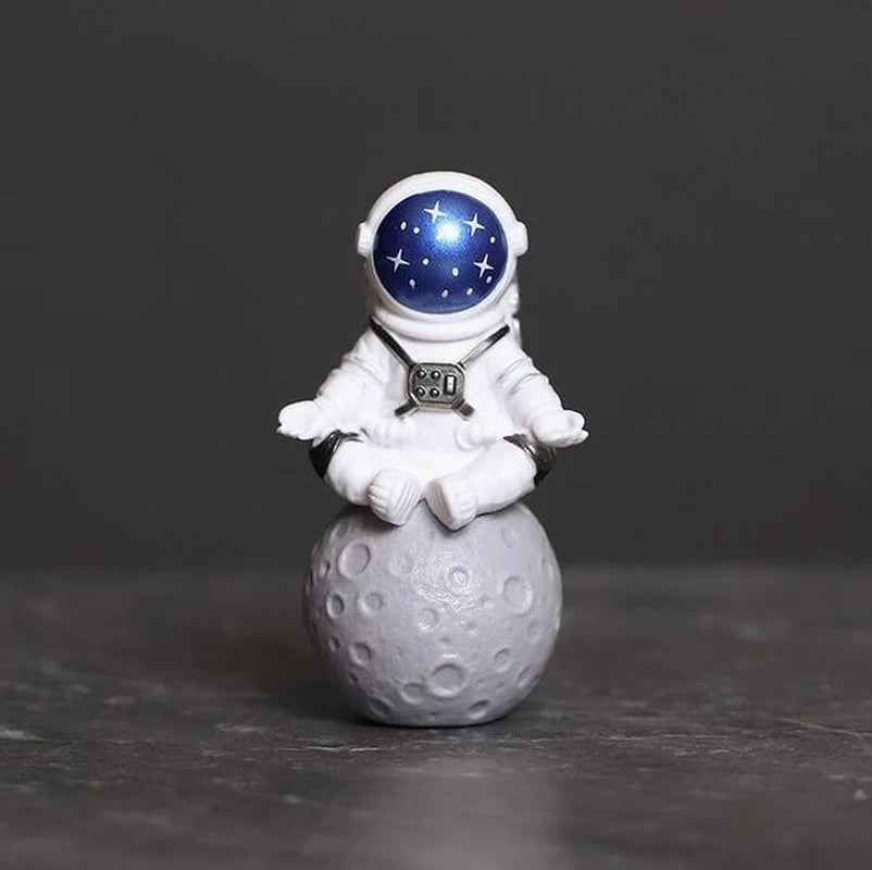 1Pc Resin Astronaut Figure Statue Figurine Spaceman Sculpture Educational Toys Desktop Home Decoration Astronaut Model Kids Gift